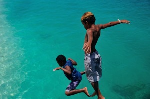 海に飛び込んで遊ぶ子どもたち