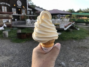 1人滝沢牧場でアイスクリーム